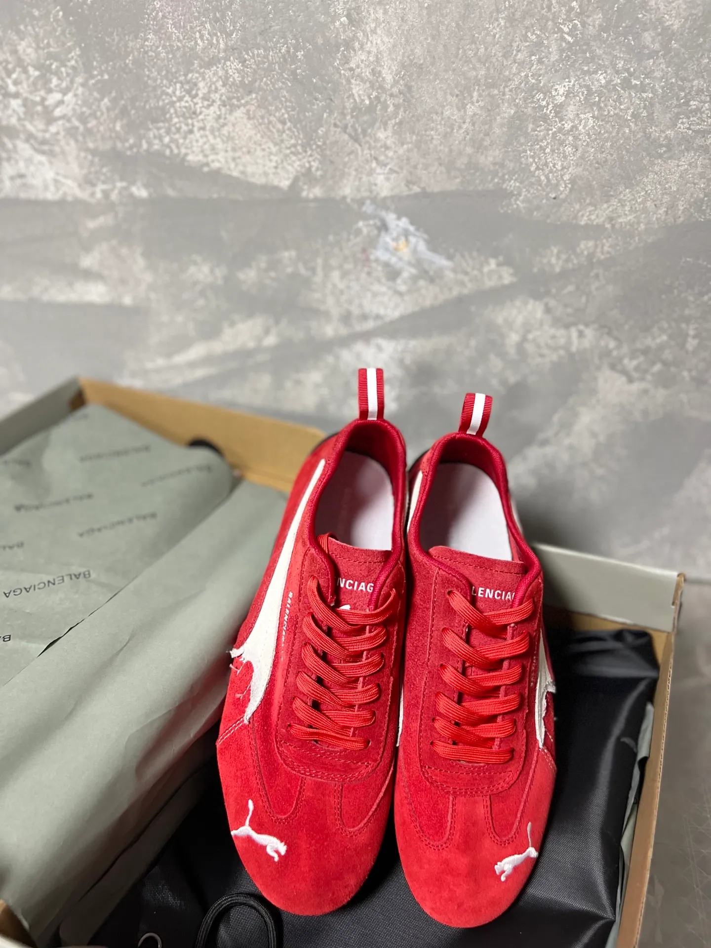 👟👟Ex-factory price 480👟👟 PUMA co-branded Balenciaga: Who knows! This pair of distressed and war-damaged Speedcats are so good-looking. The thin-soled sneakers have been upgraded to 2.0, which destroys the aesthetics of the street. More than half of the classic PUMA stripes on the side of the shoes have been "violently torn". The distressed treatment has a sense of ruined art, and it becomes the focus of the street in seconds! Hot stamping double logo + gold foil size mark on the heel, the details give a high-end feel Code number: 35-44 (45 customized)